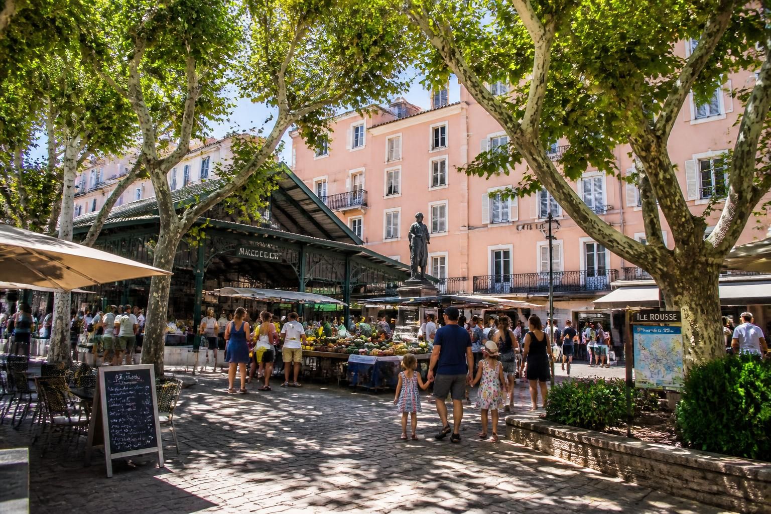découvrez 7 activités incontournables à l'île-rousse pour toute la famille : plages, balades, sports et découvertes culturelles pour des vacances inoubliables en corse.