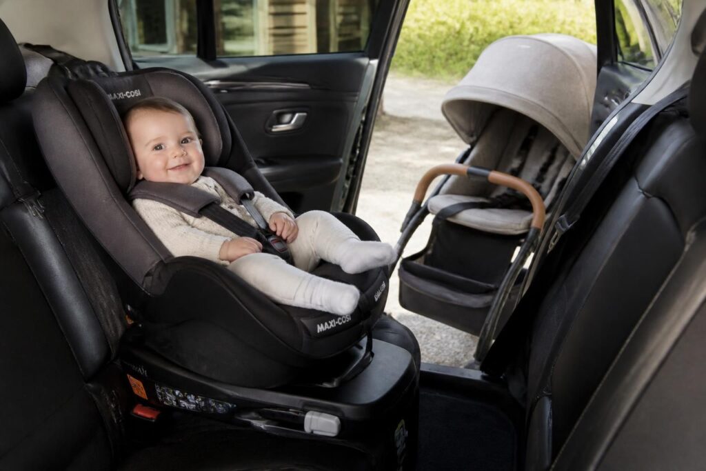 découvrez comment choisir un maxi cosy, siège auto ou poussette adapté pour assurer la sécurité et le confort de votre bébé lors de vos déplacements.